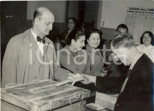 Fotografia d epoca originale 1953 TORINO Elezioni Politiche Italiane  Bruno VILLABRUNA al seggio elettorale 1