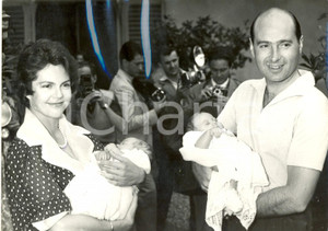 Fotografia d epoca originale 1958 FIRENZE Maria Pia di Savoia Alessandro di Jugoslavia con i figli neonati 1