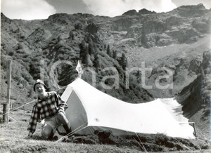 Fotografia d epoca originale 1955 POZZA DI FASSA  Campeggiatore al Rifugio Monzoni Torquato TARAMELLI 1
