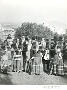 Fotografia d epoca originale 1953 GENOVA  Celebrazioni colombiane  Sfilata costumi regionali Nizza Foto 1