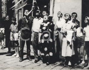 Fotografia d epoca originale 1954 GENOVA CARICAMENTO Cittadini a naso in su per l eclissi di sole Foto 18x13 1