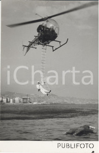 Fotografia d epoca originale 1954 SANREMO Esercitazione di salvataggio in mare con elicottero Foto 13x18 cm 1