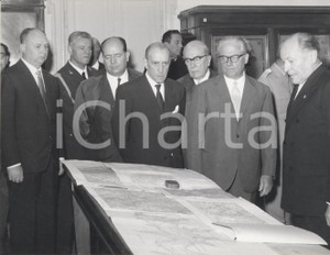 Fotografia d epoca originale 1960 MILANO  Giovanni GRONCHI visita la sede del Touring Club Foto 18x13 cm 1