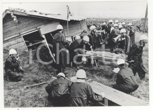 Fotografia d epoca originale 1968 TOKYO  Squadra di poliziotti in addestramento contro tornadi e alluvioni 1