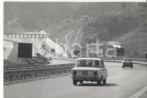 Fotografia d epoca originale 1971 FINALE LIGURE Automobili in transito sull AUTOSTRADA DEI FIORI Foto 1
