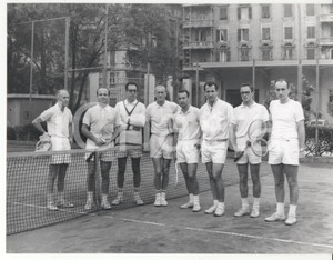 Fotografia d epoca originale 1970 GENOVA  Ritratto di otto maestri di tennis sul campo Foto 24x18 cm 1