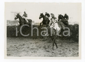 Fotografia d epoca originale 1962 AINTREE RACECOURSE  KILMORE jumping the last fence at the Grand National 1