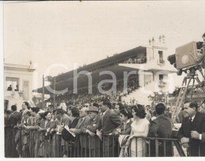 Fotografia d epoca originale 1956 ROMA Ippodromo Capannelle  Folla attende vincitore del 73Â° Derby italiano 1