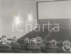 Fotografia d epoca originale 1955 ca BOLOGNA  Primo cinema con cuffie amplificate per audiolesi Foto 18x13 1