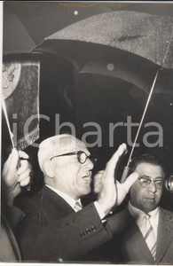 Fotografia d epoca originale 1956 ROMA Piazza San Giovanni  Discorso Achille Lauro sotto la pioggia Foto 1
