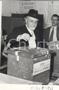 Fotografia d epoca originale 1953 NAPOLI ELEZIONI POLITICHE  Giovanni PORZIO alle urne Foto 13x18 1