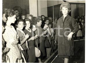 Fotografia d epoca originale 1960 ca MILANO ? MODA DONNA Sfilata abbigliamento invernale Foto 24x18 1