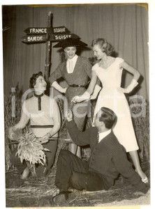 Fotografia d epoca originale 1955 ca PARIS Concours International du Tricot  Les crÃ©ations primÃ©es Photo 1