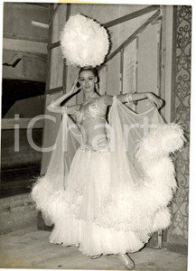 Fotografia d epoca originale 1962 PARIS Ballerina Sandra ADAMSON si esibisce a 16 anni al LIDO Foto 13x18 1