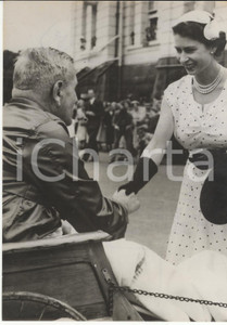 Fotografia d epoca originale 1953 LONDON Queen ELIZABETH II shaking hands with LieutenantColonel VOELCKER 1