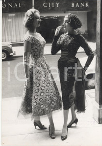 Fotografia d epoca originale 1957 LONDON Models wearing Norman HARTNELL s dresses Photo Fashion 1