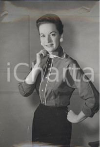 Fotografia d epoca originale 1954 LONDON June OAKS wearing Executive Suite blouse by Sybille et Cie Photo 1