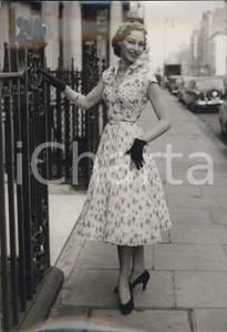 Fotografia d epoca originale 1955 CARMARTHEN Joyce HURFORD wearing spring flowered dress Photo Fashion 1