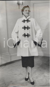 Fotografia d epoca originale 1955 LONDON FASHION DESIGNERS Model wearing LACHASSE black and white coat Photo 1