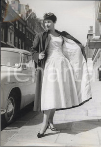 Fotografia d epoca originale 1955 LONDON FASHION DESIGNERS Model wears John CAVANAGH swoop line dress Photo 1