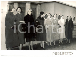Fotografia d epoca originale 1956 NAPOLI Gruppo di aristocratiche in partenza per gli Stati Uniti Foto 18x13 1