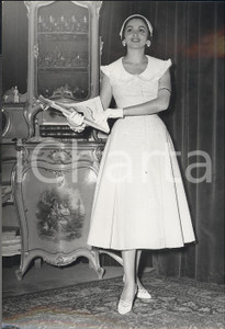 Fotografia d epoca originale 1955 MODA SARTINE DI TORINO Modella con abito a trapezio in rigatino Foto 13x18 1