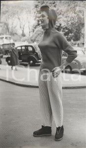 Fotografia d epoca originale 1957 LONDON Elizabeth SEARLE wearing ski stripes for Swedish Fashion Photo 1