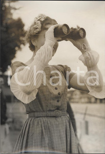 Fotografia d epoca originale 1954 LONDON Elizabeth PHILLIP watching with binoculars Henley Royal Regatta 1