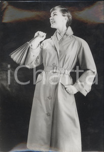 Fotografia d epoca originale 1956 LONDON Model wearing VALSTAR s nylon raincoat Photo Fashion 15x20 1