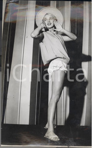 Fotografia d epoca originale 1957 LONDON Jean CLARKE wearing orange and pink sailor suit Photo Fashion 1