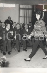 Fotografia d epoca originale 1958 MILANO Antonio GAVA assiste alla sfilata di moda al MITAM Foto MODA 1