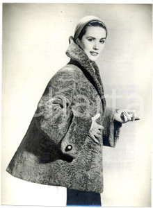 Fotografia d epoca originale 1953 LONDON Model wearing Hazelnut Tescan Embros Lamb fur Photo Fashion 15x20 1