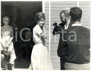 Fotografia d epoca originale 1960 SANTA MARGHERITA LIGURE Gina LOLLOBRIGIDA a passeggio con il marito Foto 1