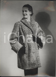 Fotografia d epoca originale 1956 LONDON Model wearing a cosy Krimmer Embros Lamb fur Photo Fashion 15x20 1