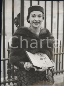 Fotografia d epoca originale 1956 LONDON Margot FONTEYN with the insignia Dame of the Order of British Empire 1