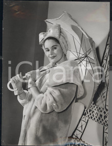 Fotografia d epoca originale 1958 LONDON Model wearing MANARD s pile coat and turban hat Photo Fashion 15x20 1
