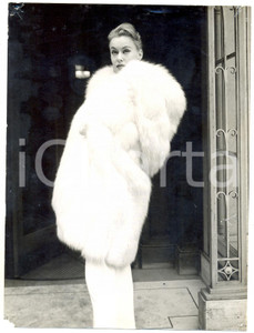 Fotografia d epoca originale 1956 LONDON Pamela BROADLEY wears BRADLEY  spring long cape in white fox Photo 1