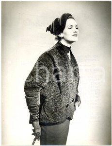 Fotografia d epoca originale 1954 LONDON Model wearing fulllength coat in Tescan Mincella Lamb Photo 1