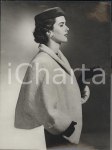 Fotografia d epoca originale 1953 LONDON Model wearing Tescan Embros Lamb spring waistcoat Photo Fashion 1