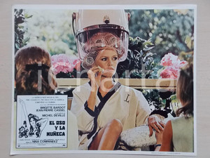 Materiale cinematografico d’epoca 1970 L OURS ET LA POUPÃ‰E Brigitte BARDOT at the hairdresser Lobby card 34x27 1