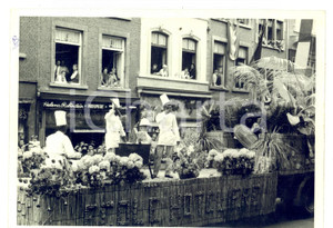 Fotografia d epoca originale 1950 ca NAMUR BELGIQUE CARNAVAL  Char allÃ©gorique de l ECOLE HOTELIERE Photo 1
