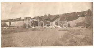 Fotografia d epoca originale 1920 ca ITALIA Incidente ferroviario  Vagoni in un terrapieno Foto ANIMATA 2 1