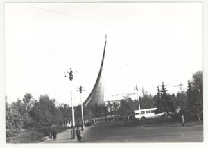 Fotografia d epoca originale 1975 URSS MOSCA Monumento agli astronauti  VERA FOTO cm 14,5x10,5 1