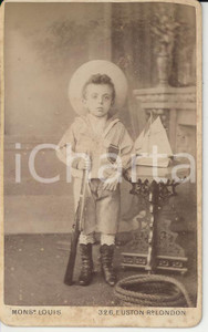 Fotografia d epoca originale 1885 ca LONDON Famiglia DELLA CASA  Bambino con fucile e barchetta Foto RARA 1