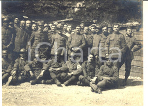 Fotografia d epoca originale 1916 WW1 ZONA DI GUERRA Battaglione di fanteria con ufficiale sanitario Foto 1