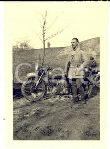 Fotografia d epoca originale 1940 ca WW2 ZONA DI GUERRA Ritratto di un ufficiale motociclista Foto 7x9 cm 1