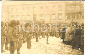 Fotografia d epoca originale 1920 VARSAVIA Spedizione italiana  I bersaglieri presentano le armi  Foto 4 1