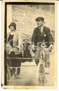 Fotografia d epoca originale 1940 ca PARIS Ritratto dei coniugi ZANCHI in tandem con il cane Foto cartolina 1