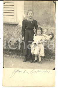 Fotografia d epoca originale 1902 ASSO Ritratto di donna con la figlia e una bambola Foto cartolina RARA 1
