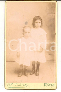 Fotografia d epoca originale 1890 ca PAVIA Ritratto di due fratellini in abito bianco  Foto F. CISARRI CDV 1